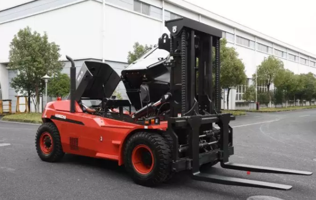 【大噸位】杭叉新款X系列16噸重裝叉車交付某企業(yè)！