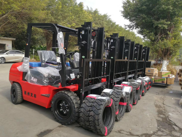 叉車?yán)系每?？不同階段的叉車保養(yǎng)你要注意！