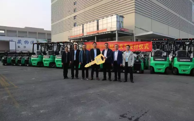 【強(qiáng)勢(shì)】杭叉集團(tuán)交付湖南某大型冷庫(kù)58臺(tái)鋰電池叉車(chē)！