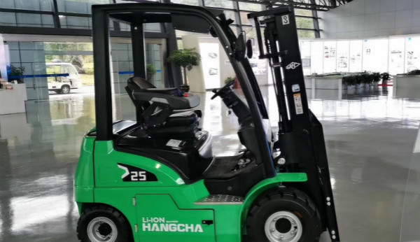 電動(dòng)叉車買鋰電的還是鉛酸的？當(dāng)然是鋰電的！