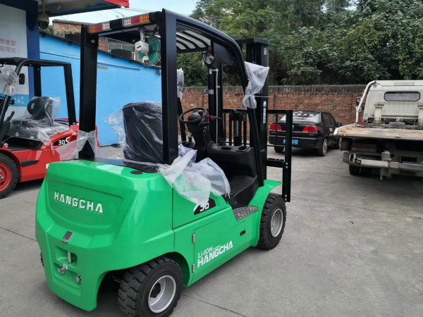 【干貨】電動堆高車、電動搬運車的電機(jī)和繼電器應(yīng)該怎么保養(yǎng)？