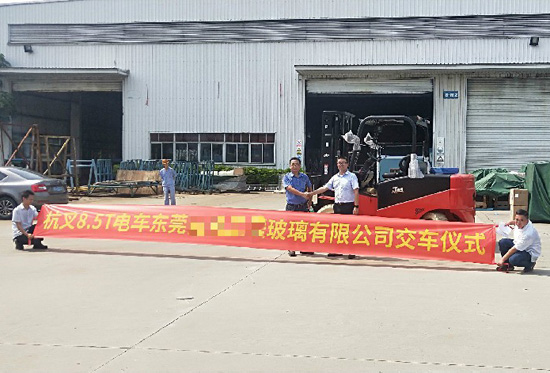 叉車搬運玻璃？要輕拿輕放！